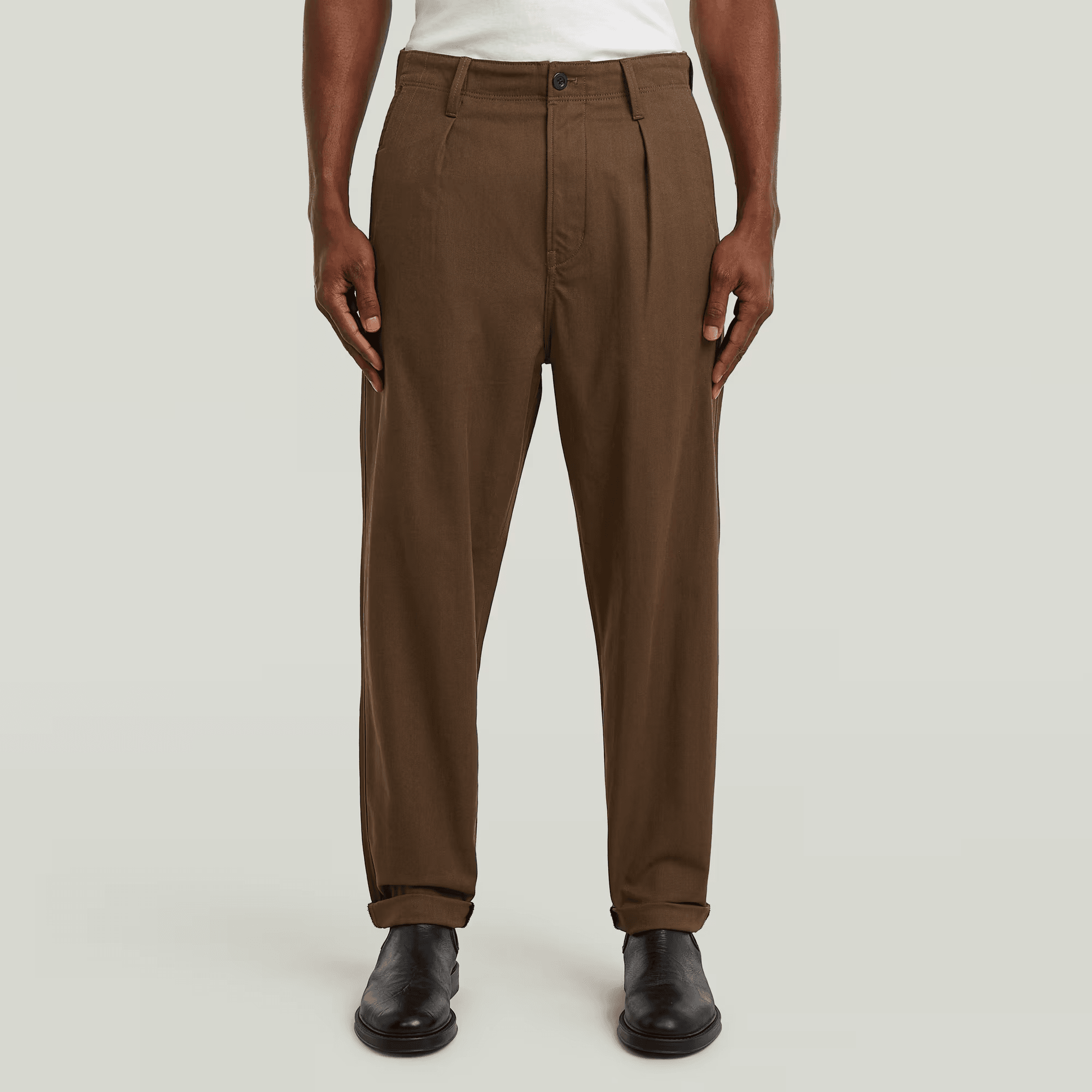 Pleated Chino Relaxed Tapered Pants in Desert Palm/Deep Brown