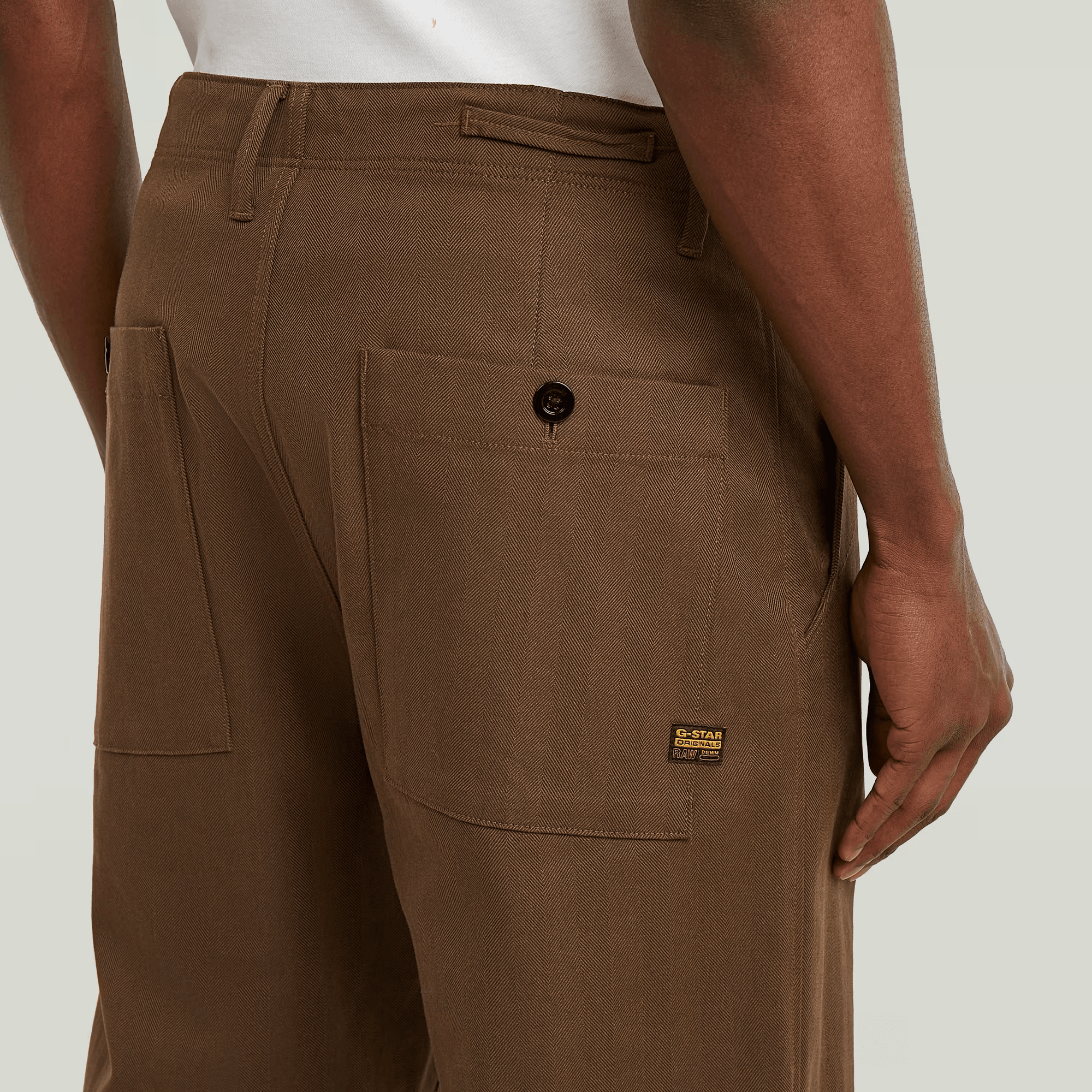 Pleated Chino Relaxed Tapered Pants in Desert Palm/Deep Brown